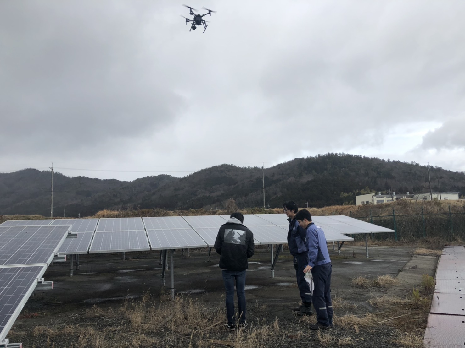 弊社所有の太陽光パネルをドローンで点検。