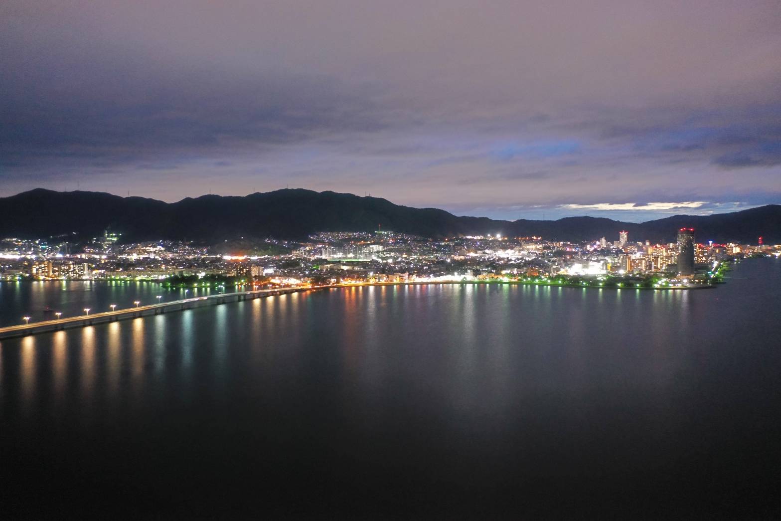 こちらも卒業生様からの空撮写真　夜景綺麗ですね。近江大橋。