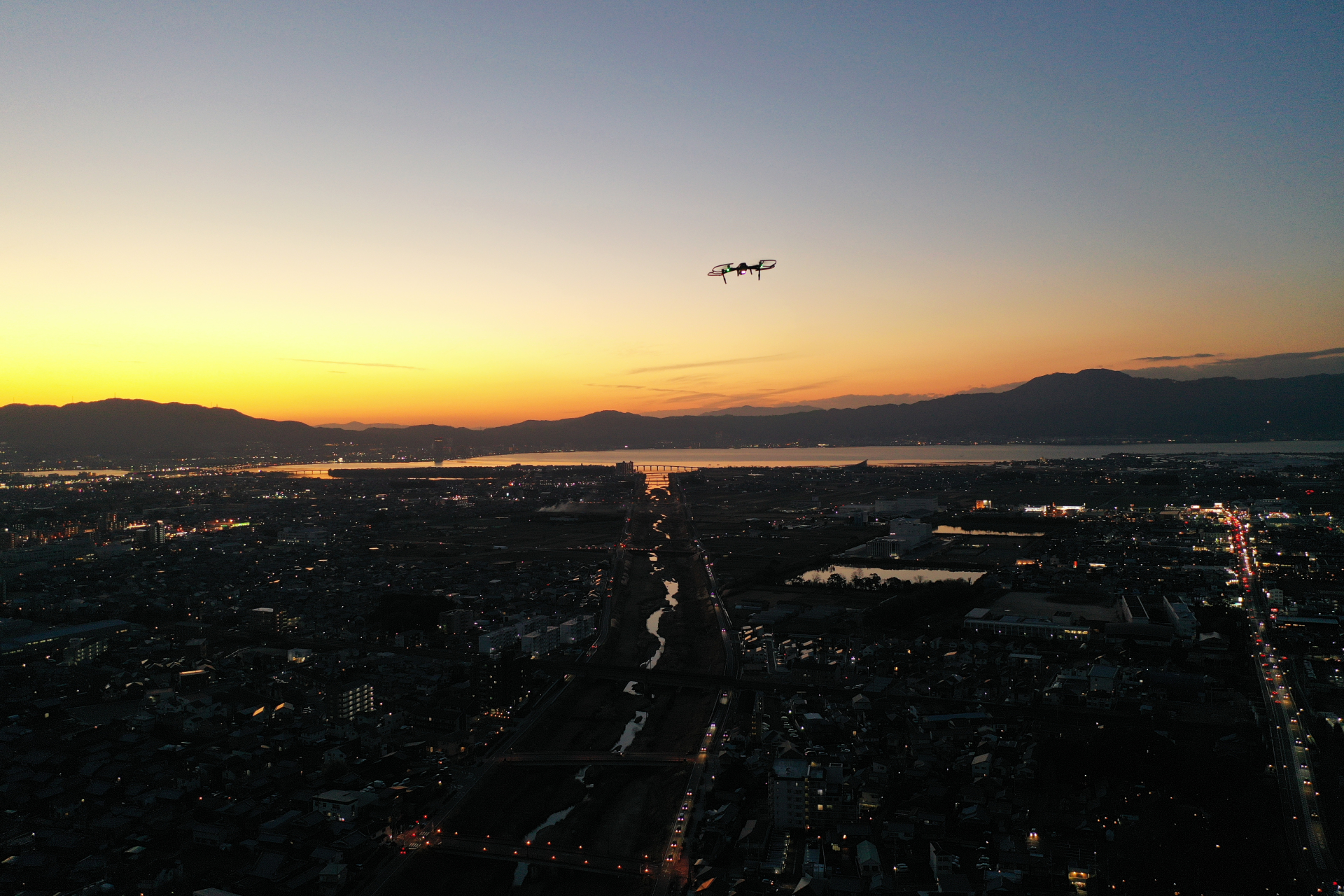 本校の真上からの草津市の夜景。卒業生のS様がマビック2proにて。